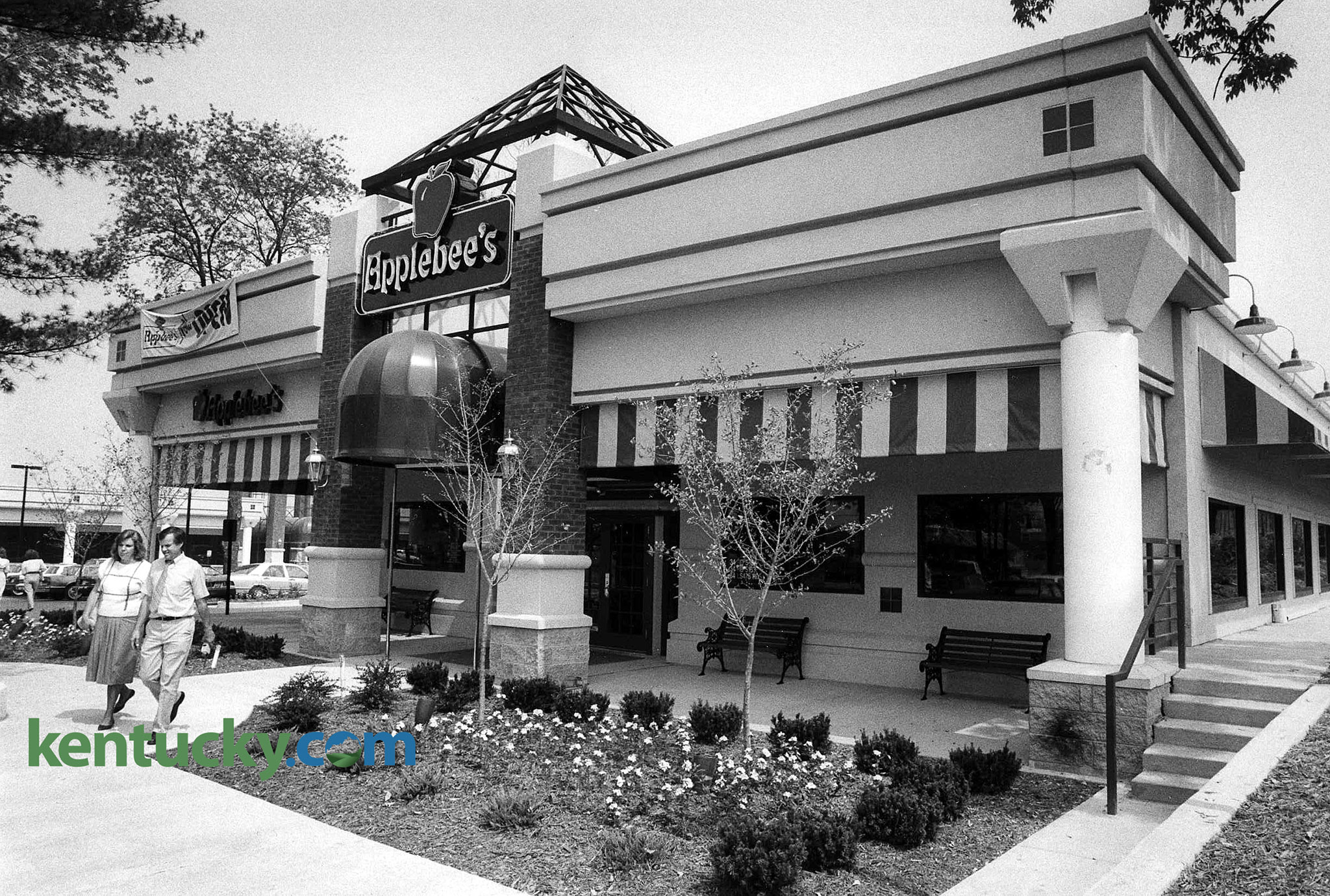 Applebee's Rd Applebeeās original Richmond Road restaurant, 1988 | Kentucky Photo Archive
